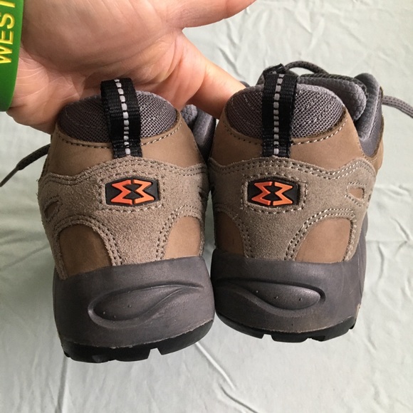 Women's Garmont hiking shoes, size 8. - Picture 2 of 14